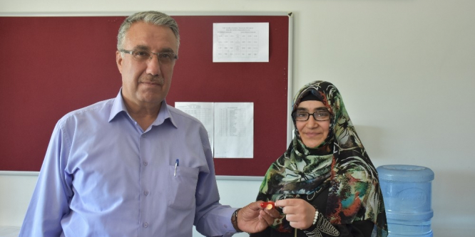 Hukuk fakültesini kazanan imam hatip öğrencisi ödüllendirildi