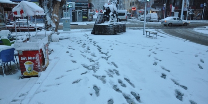 Kars’a beklenen kar yağdı