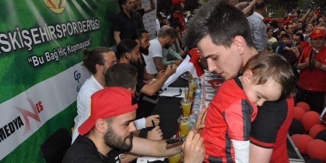 Eskişehirspor’a destek için imza günü düzenlendi