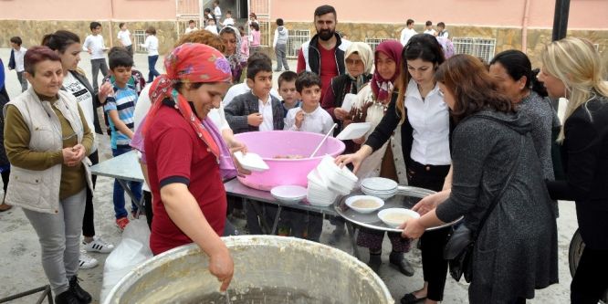 Ahmet Yesevi İlkokulunda keşkek geleneği devam etti