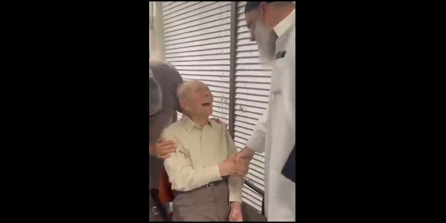 96 yaşındaki adam Müslüman oldu! Çevresindeki Müslümanlar büyük sevinç yaşadı