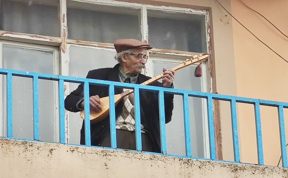 96 yaşındaki dede curasını aldı, balkondan 