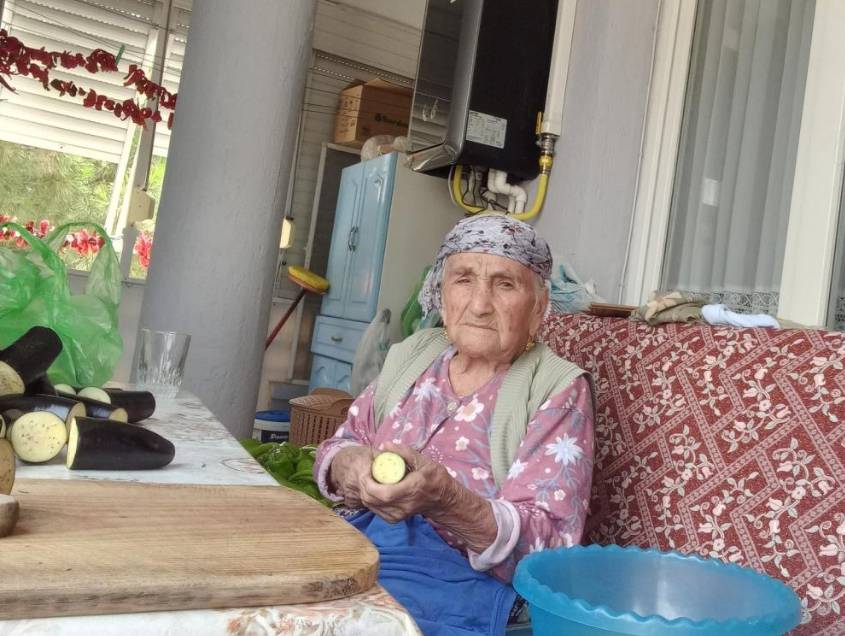 96 yaşındaki Fatma nine azmiyle gençlere taş çıkartıyor