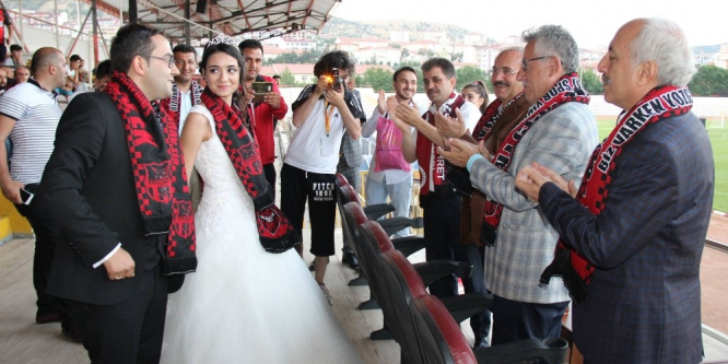 Düğünleri biter bitmez soluğu stadyumda aldılar