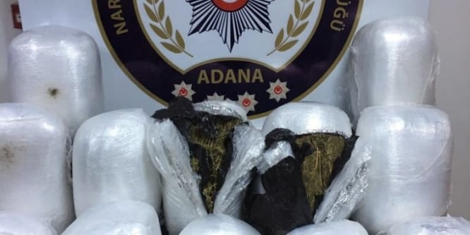Ev eşyası yüklü kamyondan zehir fışkırdı