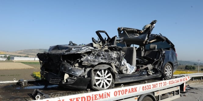 Otobanda TIR’a çarpan lüks otomobilde feci son!