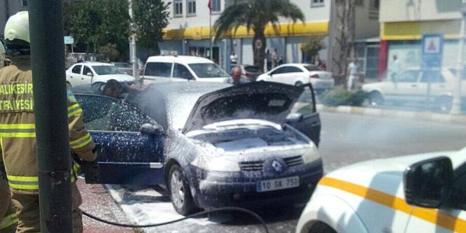 Duman altında kalan otomobil paniğe neden oldu