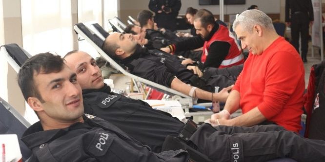 Polis adayları kan bağışında bulundu
