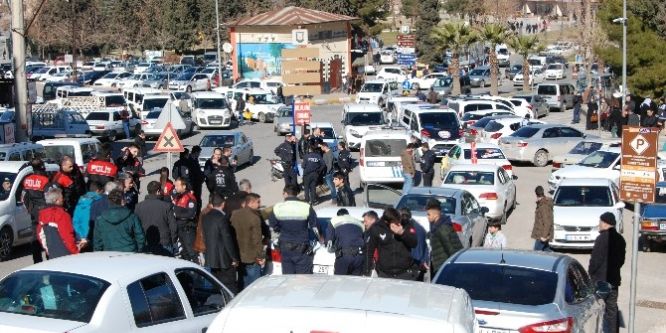 Düğün konvoyunda PKK’yı simgeleyen bez parçası taşıyanlara müdahale