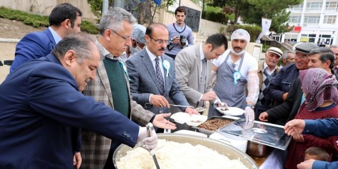 Yozgat’ta vatandaşlara vakıf yemeği dağıtıldı