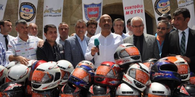 Motosiklet sürücülerine kask dağıtıldı