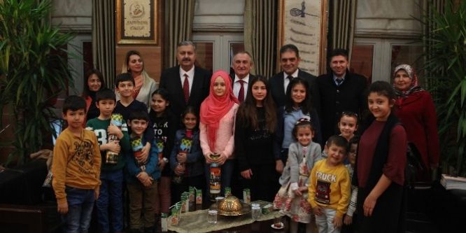 Cocuklar kendi yazdıkları kitabı Belediye Başkanına hediye etti