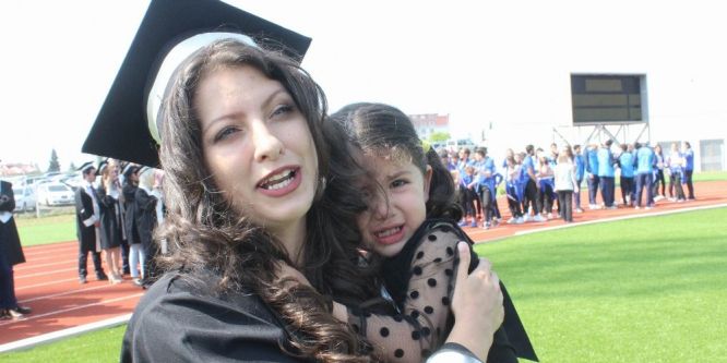 Mezuniyet coşkusunu küçük kızıyla birlikte yaşadı