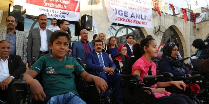 Eyyübiye’de engellilere tekerlekli sandalye dağıttı