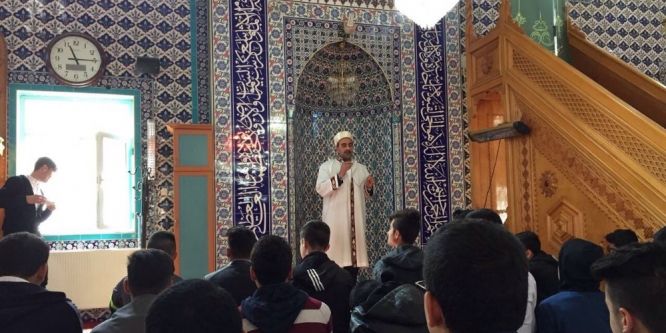 Öğrenciler, camide bir araya geldi