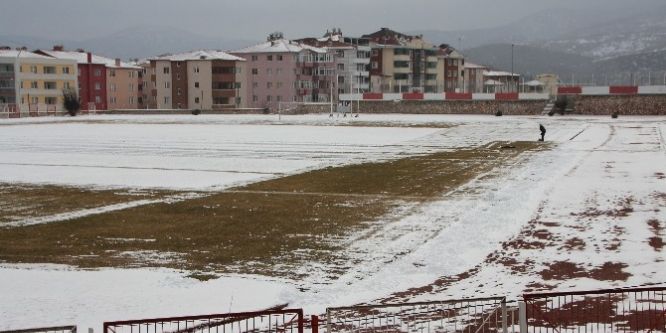 1 kişinin koca stadı temizlemeye uğraşıyor