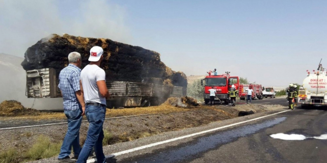 Saman yüklü tır alev aldı