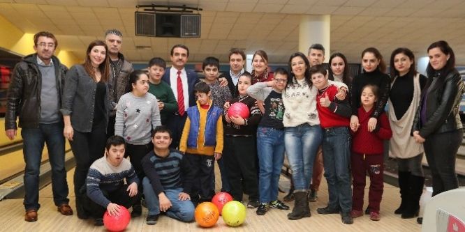 Down sendromlu çocuklar bowling oynayarak eğlendi