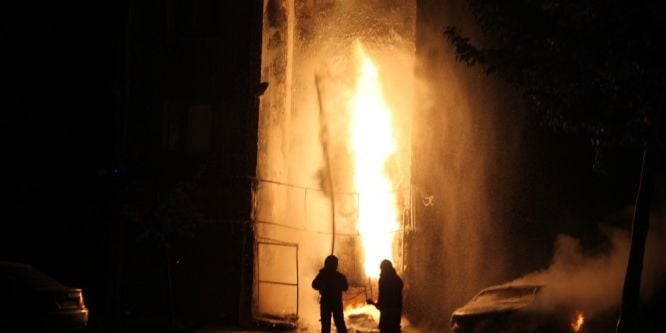 Yangın bütün apartmanı sokağa döktü
