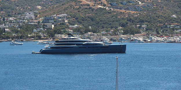 98 metre uzunluğundaki mega yat 