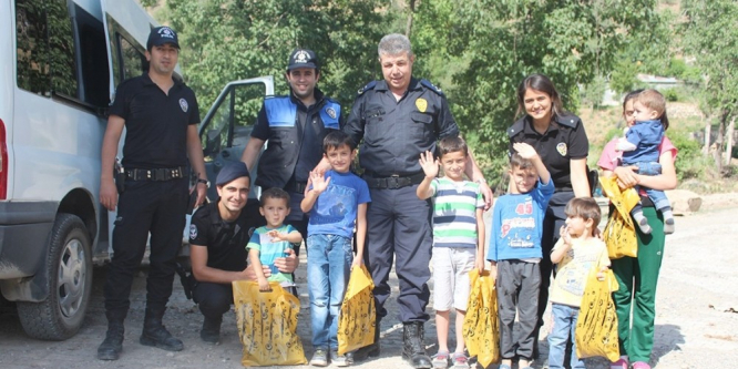 Hakkari polisi sınırdaki çocukları sevindirdi