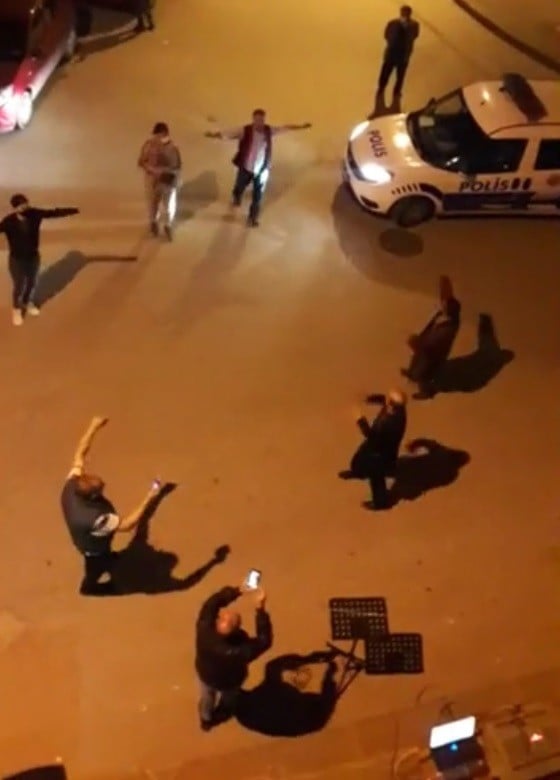 9/8’lik moral konserine dayanamadılar, sokağa inip sosyal mesafeli çiftetelli oynadılar 