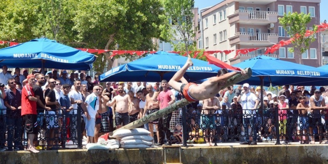 Yağlı direkte yarıştılar