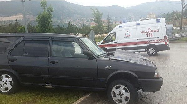Direksiyon hakimiyetini kaybeden sürücünün aracı refüje çarptı