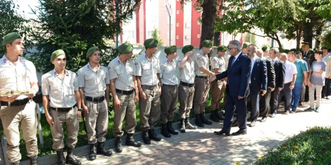 Aktaş bayramda yaşlılar ve çocukları unutmadı