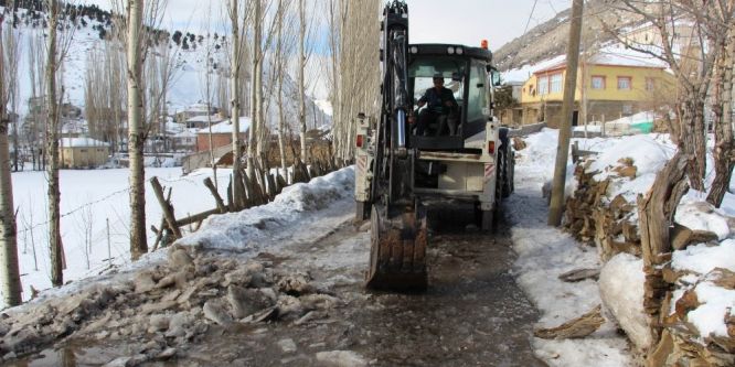 Köy yolları temizleniyor