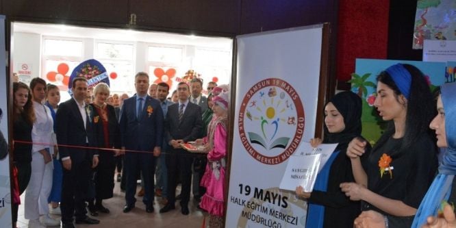Yılsonu sergisi işaret dili ile açıldı