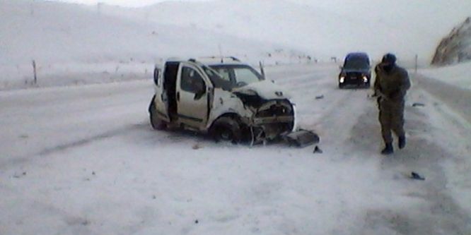 TIR ve otomobil birbirine girdi