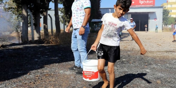 Mahalleyi tehdit eden yangını imece usulü söndürdüler