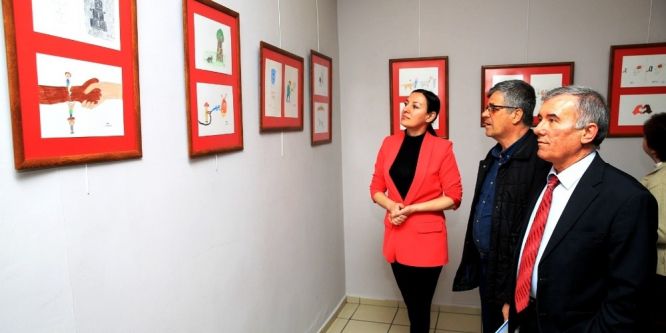 Öğrencilerden karikatür sergisi
