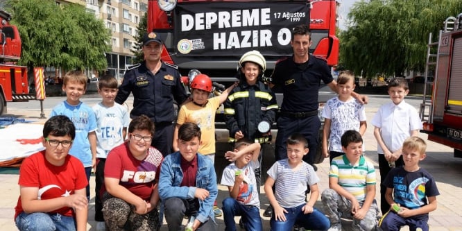 Bozüyük Belediyesi itfaiyesinden vatandaşlara deprem bilgilendirme standı
