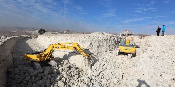 Haliliye’de dağlar yollara dönüşüyor