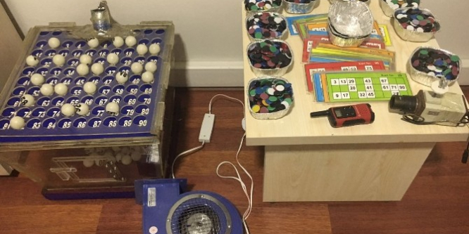 Duvar örüp kumar oynamaya devam ettiler