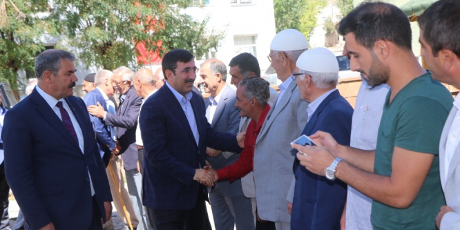 Yılmaz, Karlıova’da vatandaşlarla bayramlaştı