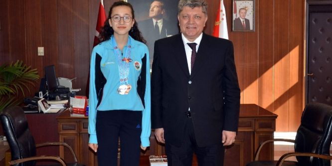 Emniyet Müdürü Baştuğ, şube müdürünün kızını ödüllendirdi