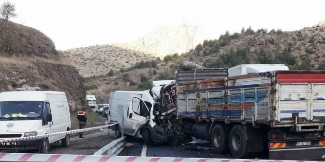 Otobüsle, kamyon kafa kafaya çarpıştı:1 ölü