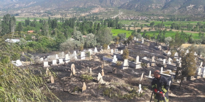 Yangın mezarlara zarar verdi
