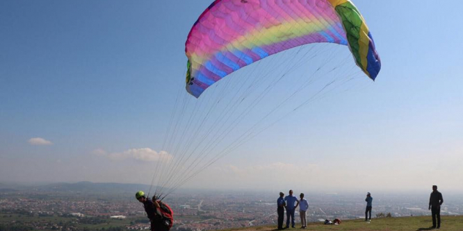 Dostum yamaç paraşütü pilotlarından büyük başarı