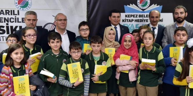 Hakan Tütüncü’den öğrencilere hediyeli teşvik