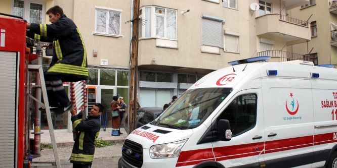 Üzerine asansör düşen işçi yaralandı