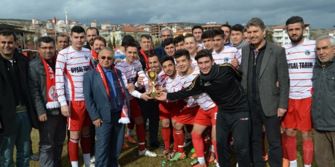 Kulaspor şampiyonluk kupasını kaldırdı