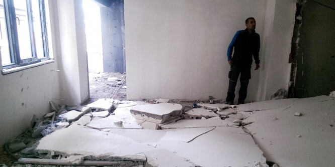 Üzerine duvar devrilen işçi yaralandı