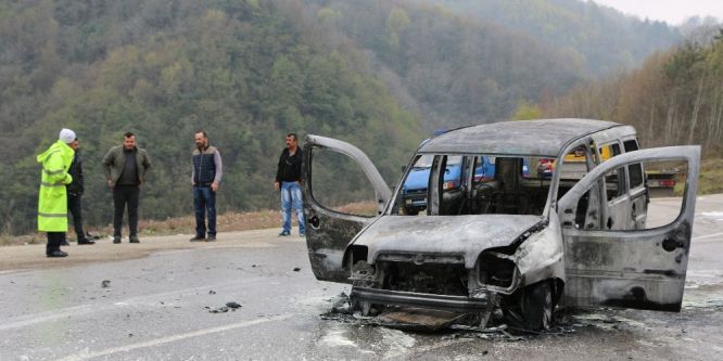 Seyir halindeki araç alev alev yandı