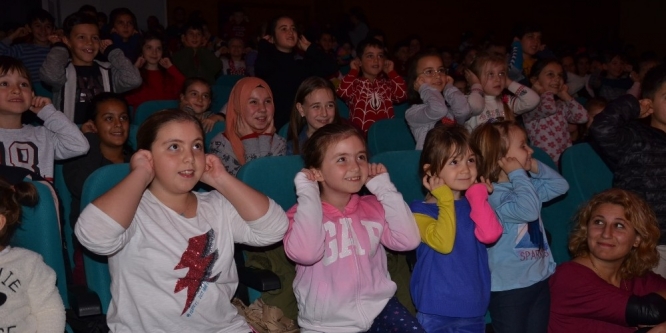 Miniklerin tiyatro heyecanı