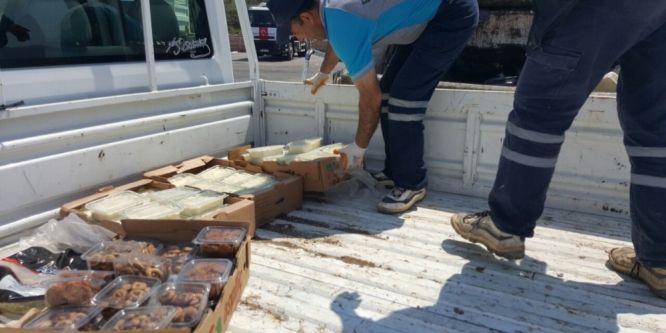 Buca Zabıtası sağlıksız ürüne geçit vermiyor