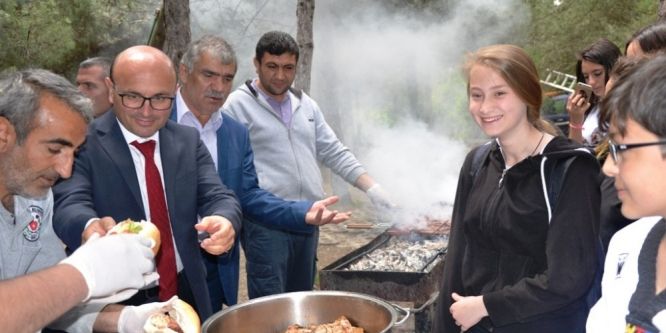 Oral, gençlerle buluştu